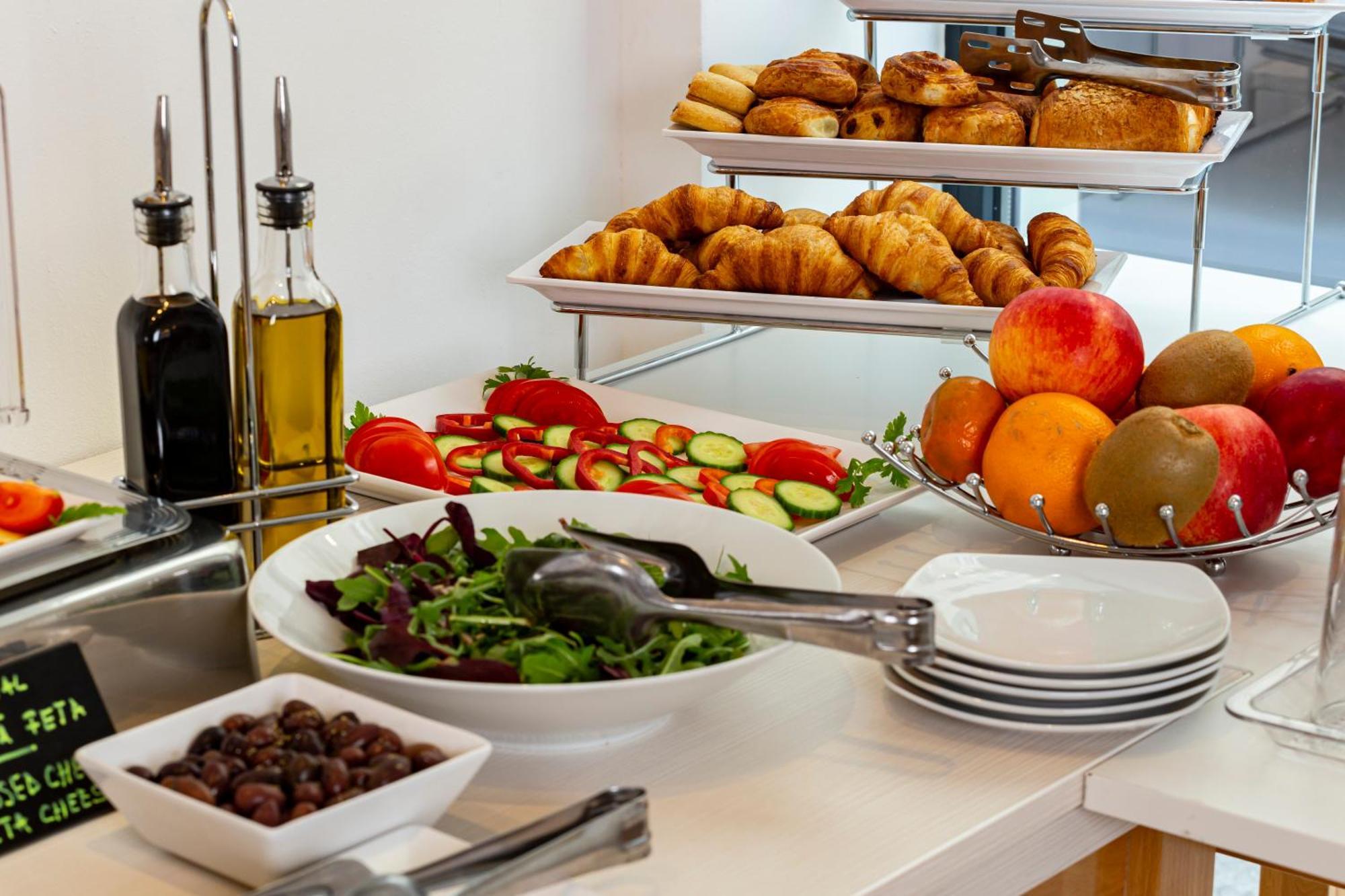 Bucur Accommodation Bukares Bagian luar foto