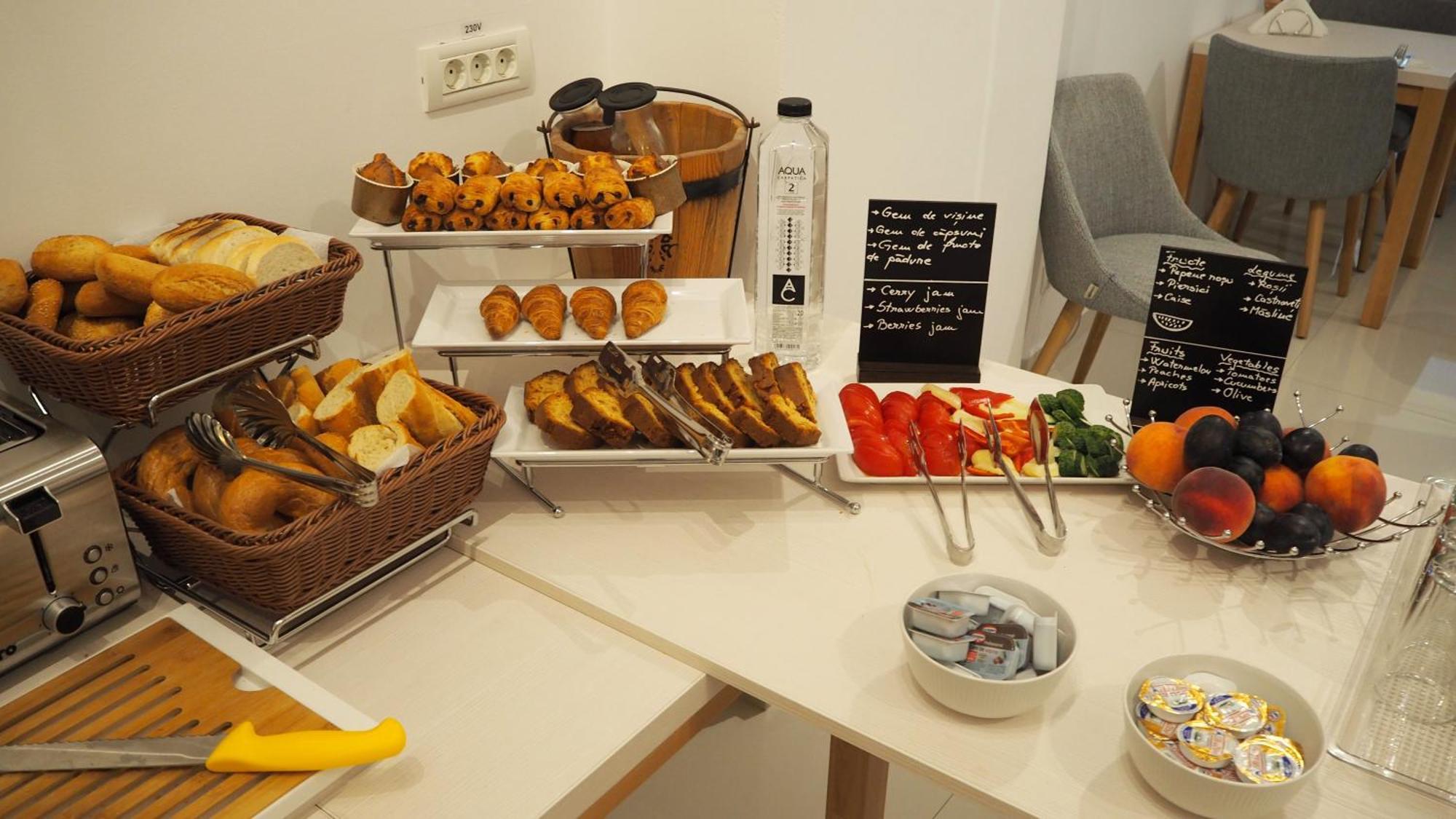 Bucur Accommodation Bukares Bagian luar foto