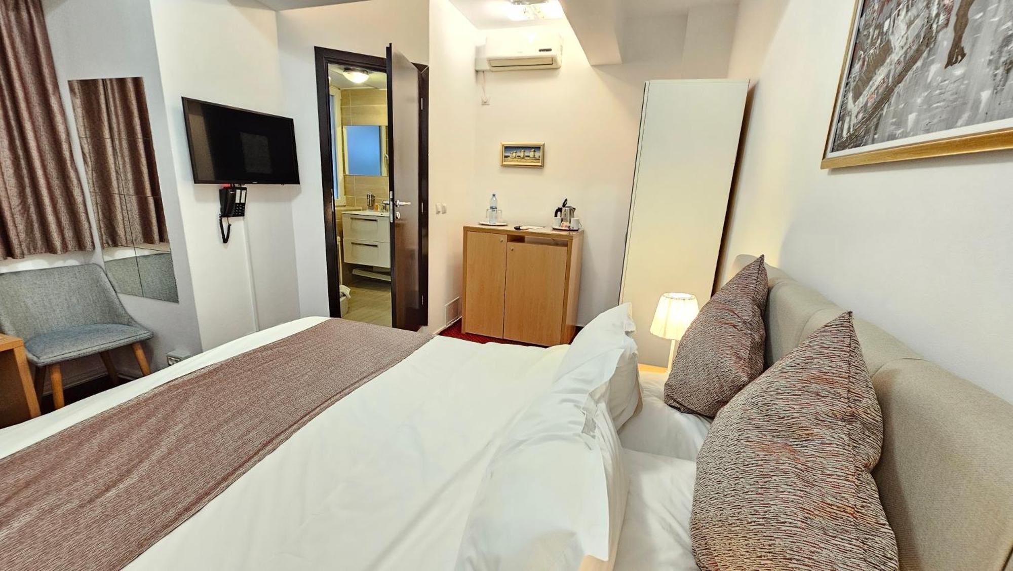 Bucur Accommodation Bukares Bagian luar foto