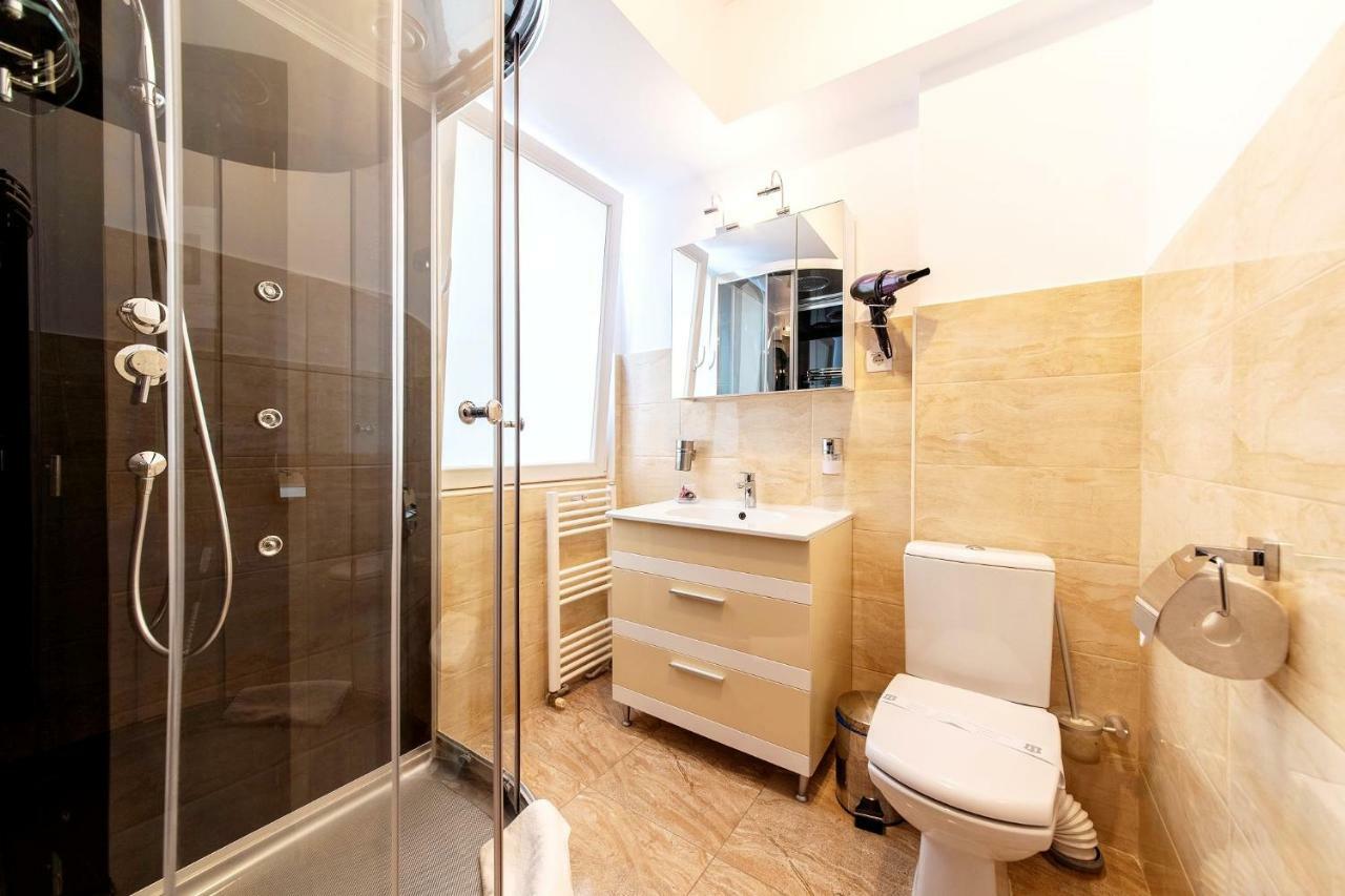 Bucur Accommodation Bukares Bagian luar foto