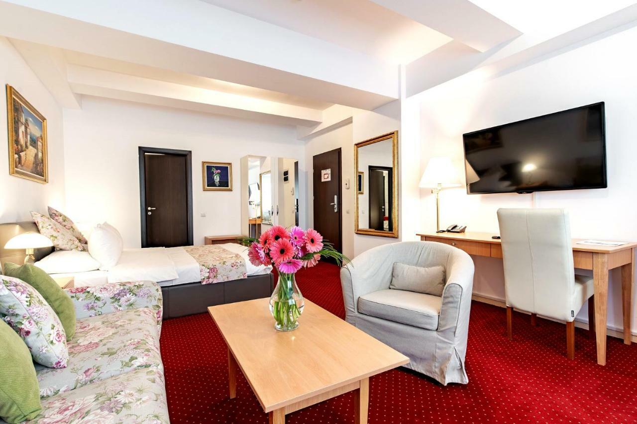 Bucur Accommodation Bukares Bagian luar foto